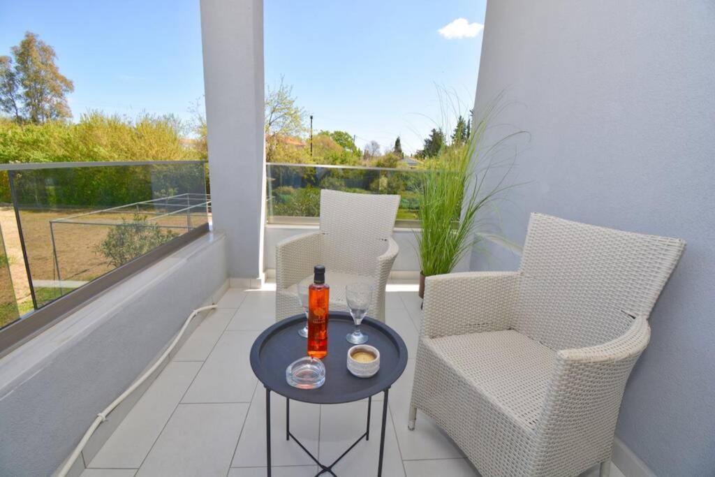 Potamos Deluxe White Apartment Екстер'єр фото